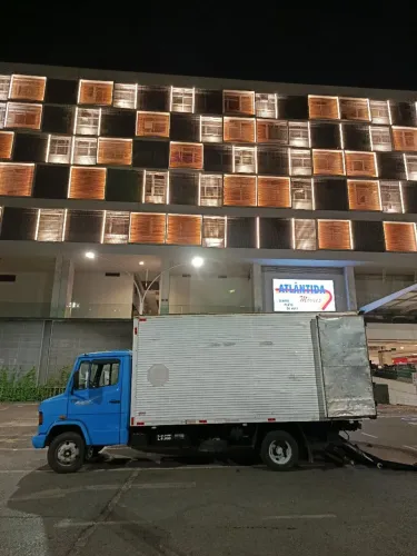 Fretes em geral CAMINHÃO COM RAMPA PLATAFORMA HIDRÁULICA