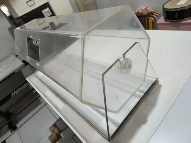  Duas urnas sextavadas em acrílico cristal 8mm