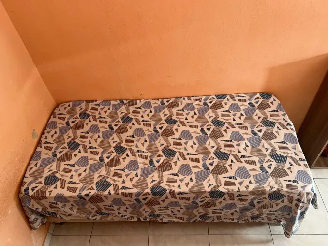 Cama de solteiro usada.