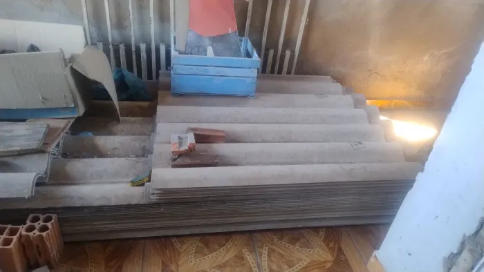 Telhas 366 retirei o telhado de uma casa.São 21 telhas inteiras e 13 telhas pedaços.