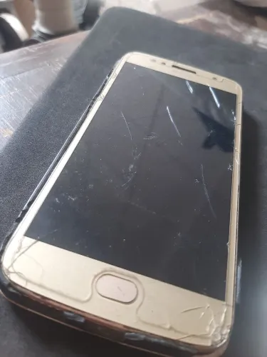 Vendo moto 5 tela quebrada 32g precisando reparo