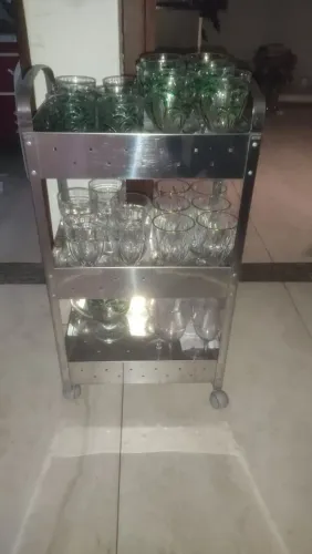 Jogo de copos com carrinho de bebidas