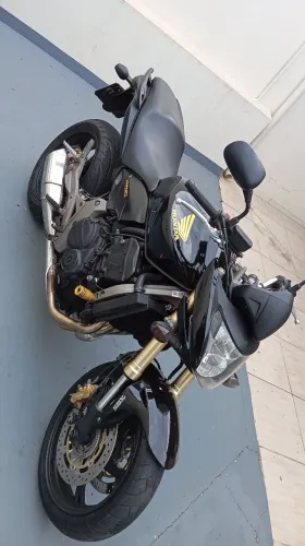 CB 600F sem detalhes só acelerar