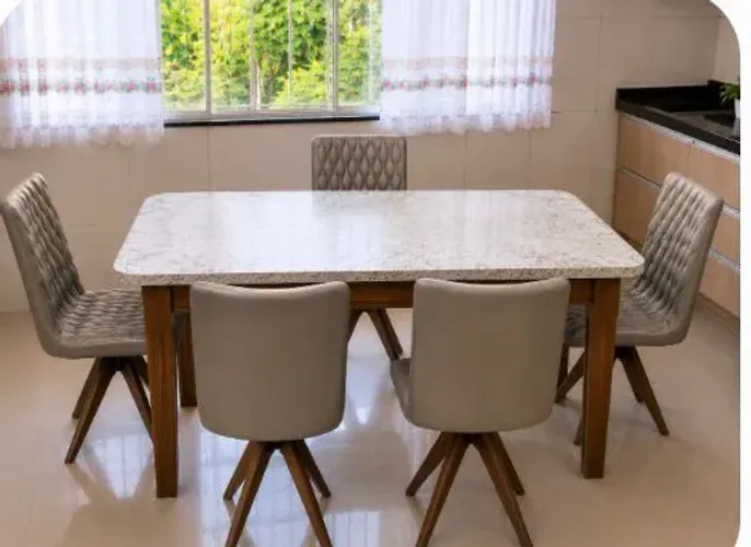 Mesa com 5 cadeiras giratória