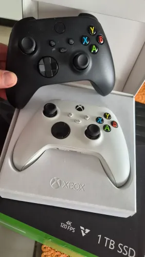 Xbox série X 1TB SSD c/ 2 controles + baterias recarregáveis 