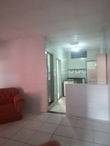 Alugo casa com 2 quanto sala cozinha área de serviço e banheiro social 
