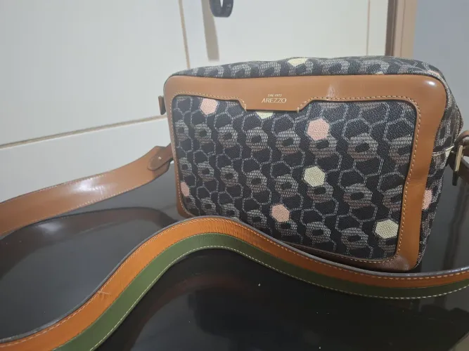 Bolsa Arezzo modelo Veneza Original.