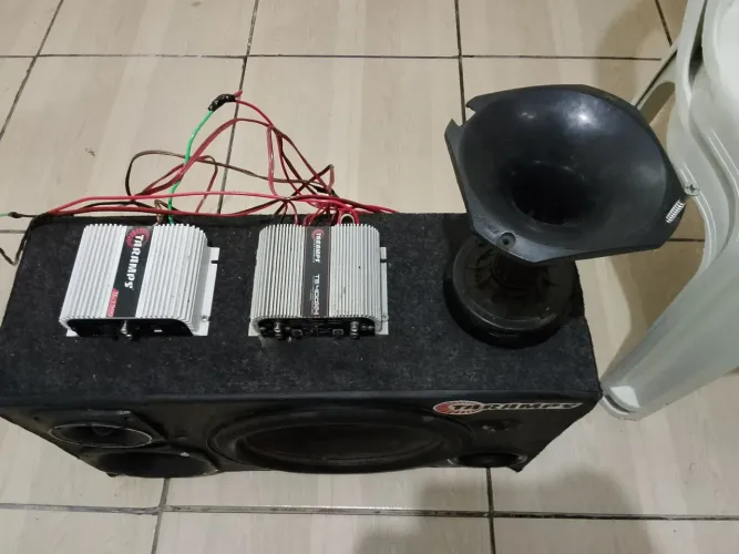 Caixa trio JBL
