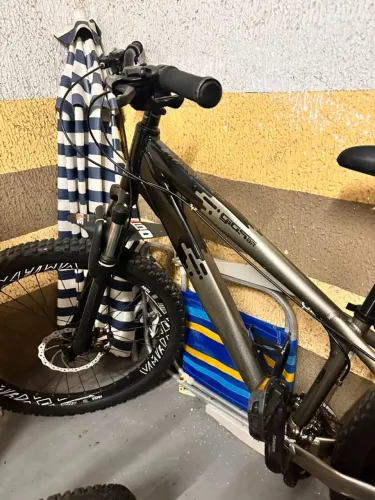 BIKE MARCA OGGI SEMI NOVA COR DOURADA E PRETA