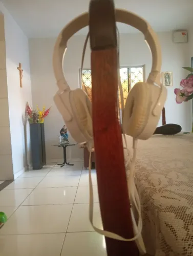 Fone de ouvido novo na caixinha cor branco da JBL