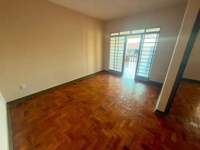 Casa com 3 quartos para alugar, 175 m² por R$ 2.400/mês - Jardim Guadalajara - Bauru/SP