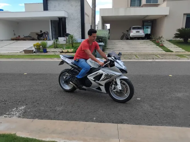 srad 1000. WhatsApp  * Moto de garagem. 