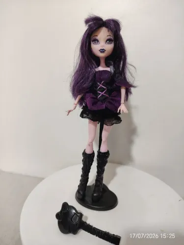 Boneca Monster High Elissabat. Inclui Pente Miniatura E Suporte.