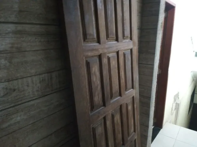 Porta  madeira  maciça  2.10 X 0 70  