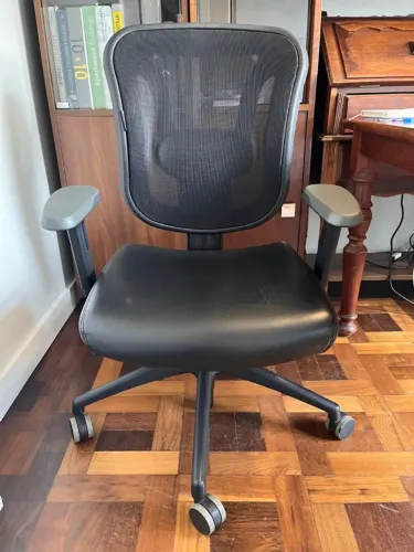 Cadeira modelo presidente marca Caderode
