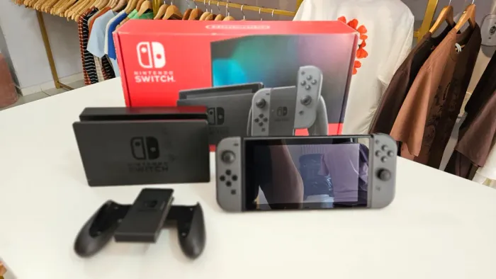 Nintendo Switch V2 na caixa