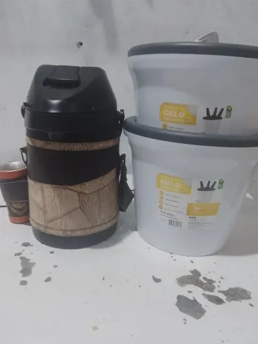 Balde de look nete novo e uma garrafa para viaja