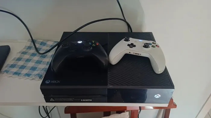 Xbox one 500 Gb, completo 2 controles, fonte, cabo Hdmi e mais de 10 jogos em mídia digit
