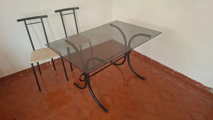 Mesa de vidro com 4 cadeiras - pouco uso