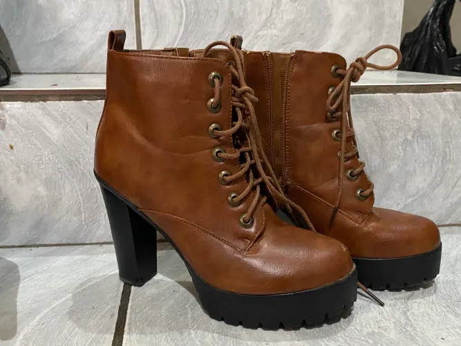 Bota marrom