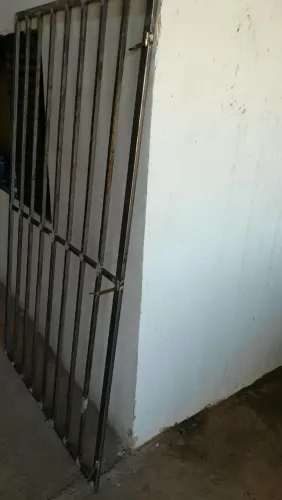 Vendo um portão tamanho 1 por 29 e meio de largura,2 metro e 19 centímetros e meio de a