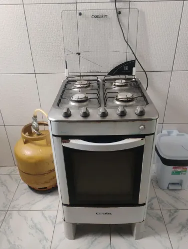 Fogão Esmaltec ágata de 4 bocas.