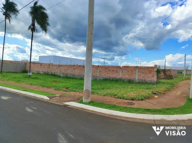TERRENO DE ESQUINA MEDINDO 320m² NO BAIRRO MARACANÃ