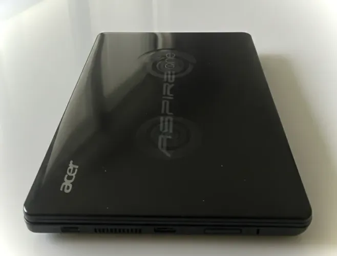 Acer Aspire One - Usado, funcionando, ótimo para internet e trabalho