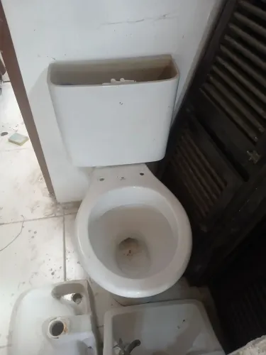 Sanitario acoplado faltando tampa de cima