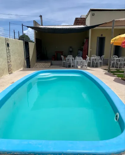 ESPAÇO COM PISCINA EM PAU AMARELO
