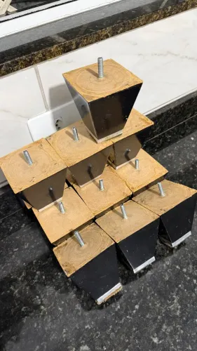 Kit com 13 Pés de madeira para móveis