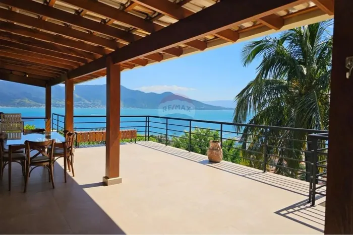Casa de Luxo em Ilhabela: Um Refúgio de Elegância