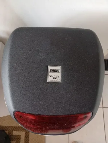 Vendo baú para moto Pro Tork Smart Box de 28 litros em excelente estado de conservação.