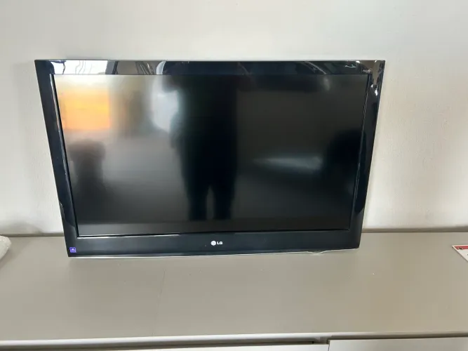 Tb LG 42 polegadas bivolt ( não é smart) full hd