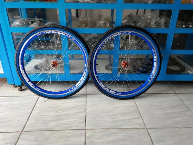 Vendo aros Viper Max com pneus faixa azul novos