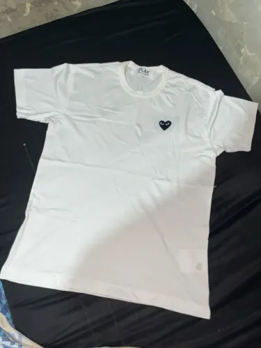 Camiseta comme des garçons play