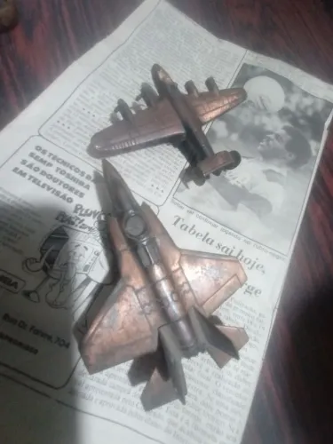 2 aviões de metal, apontador...