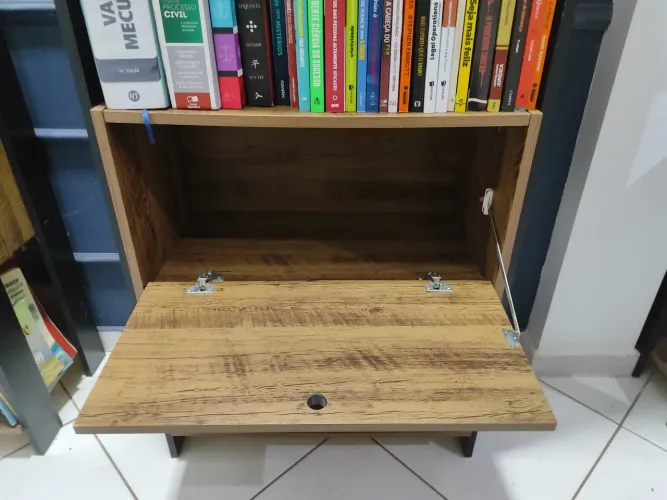 Três estantes para livros