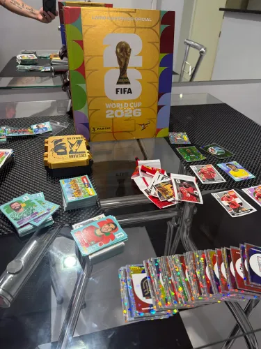 Álbum Capa dura dourado com todas as figurinhas coladas em perfeito estado