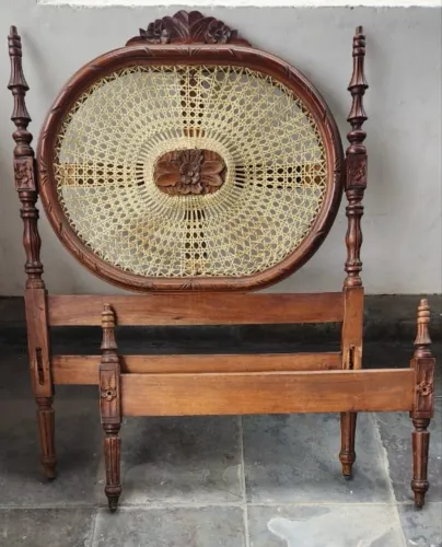 Vendo Cama de Solteiro Conservada, modelo estilo clássico colonial