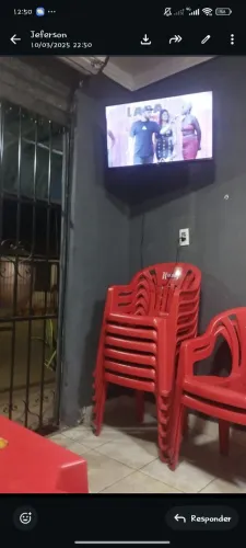 Cadeiras e mesas de plástico