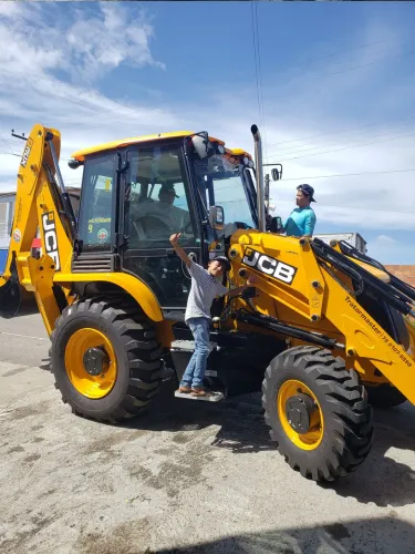 Retro escavadeira jcb 3cx ano 2022