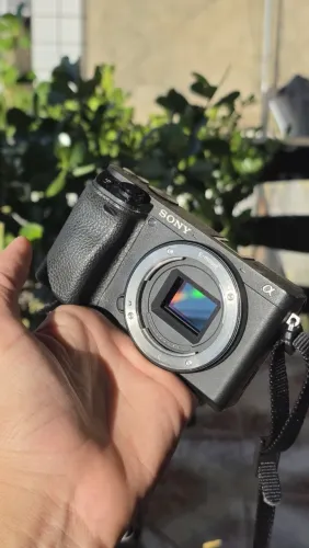 Vendo camera sony 6400 com lente 50 mm e 16-50mm. 
