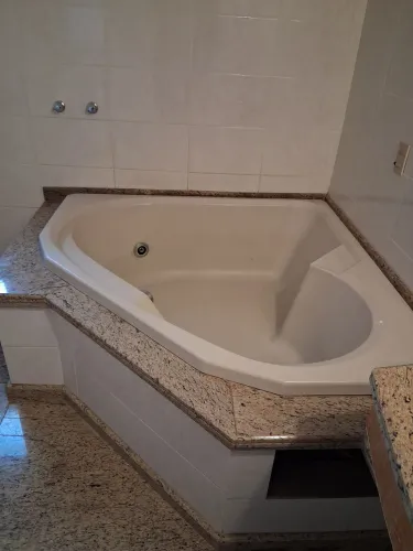 Banheira de Fibra com Hidromassagem + Bomba