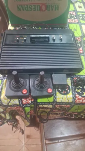Vídeo game Atari 2600 com 2 controles originais e 1 fonte  original