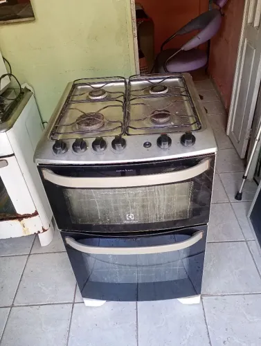 Vendo um fogão Electrolux quatro bocas dois fornos preço *27
