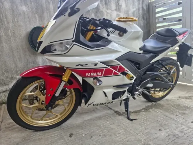 R3 Yamaha em excelente estado. pintura linda, pneus novos e baixa km