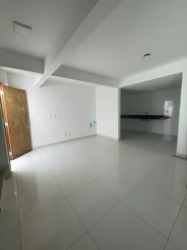Casa Geminada NOVA de 2 quartos, sendo 1 com suAte, 1 vaga, 3 banheiros, Bairro Acaiaca
