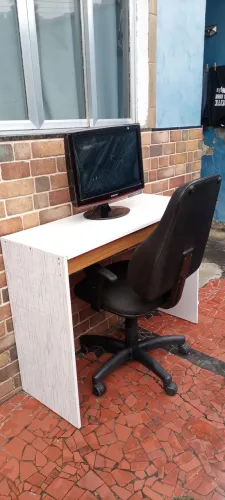 Conjunto de mesa e cadeira de escritório