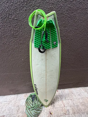 Prancha de Surf Robert Mattos 5'8" Modelo Enigma (Completa com Quilhas e Leash)